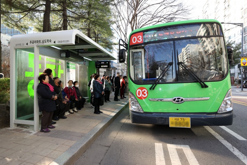 동작구형 마을버스 정보안내단말기 설치./사진제공=동작구