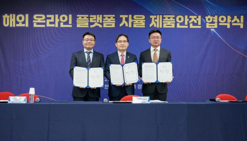 서울 용산구 한국소비자연맹 본부에서 알리익스프레스 및 테무(웨일코코리아)와 함께 위해제품의 유통·판매 차단 및 재유통방지를 위한 '자율 제품안전협약'을 체결했다. 웨일코리아 퀸 선 대표(왼쪽부터), 한기정 공정거래위원장, 레이 장 알리익스프레스 코리아 대표. /사진제공=알리익스프레스