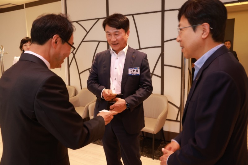 구본욱 KB손보 대표(가운데)가 김봉국 한국금융신문 사장과 은행연합회 16층 VIP간담회에서 인사를 나누고 있다./사진=한국금융신문