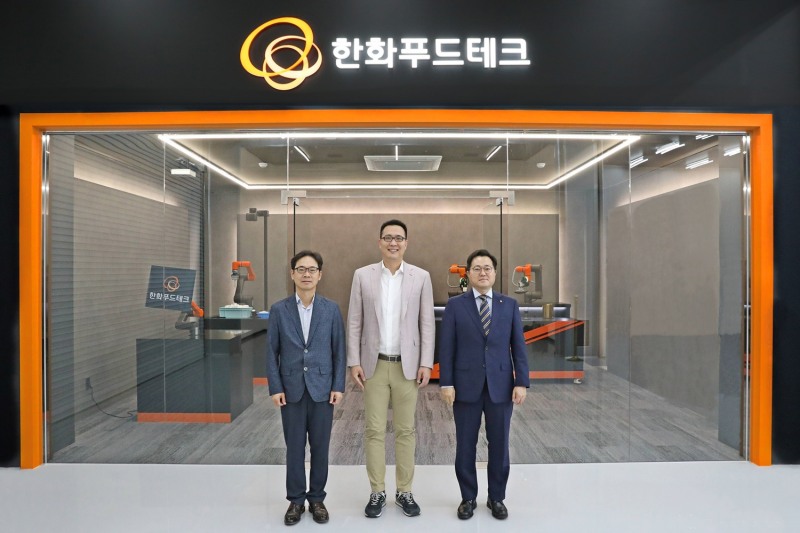 21일 문을 연 한화푸드테크 R&D센터에서 서종휘 한화로보틱스 대표이사(왼쪽부터), 김동선 한화호텔앤드리조트 부사장, 이종승 한화푸드테크 대표이사가 기념촬영을 하고 있다. /사진제공=한화푸드테크