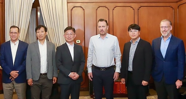 21일(현지시간) 멕시코 케레타로주 주지사 사무실에서 열린 공장 건설 관련 협의 후 참석자들이 기념촬영을 하고 있다./사진 = LS전선