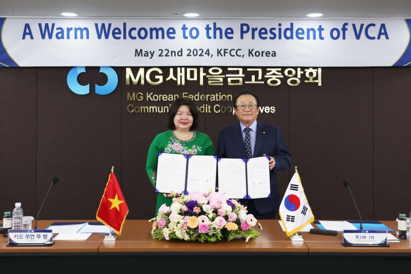 김인 새마을금고중앙회 회장(오른쪽)과 카오 쑤언 뚜 방 베트남협동조합연맹 회장(왼쪽)이 업무협약식 기념촬영을 하고 있다.(2024.05.22.)/사진 제공 = 새마을금고중앙회