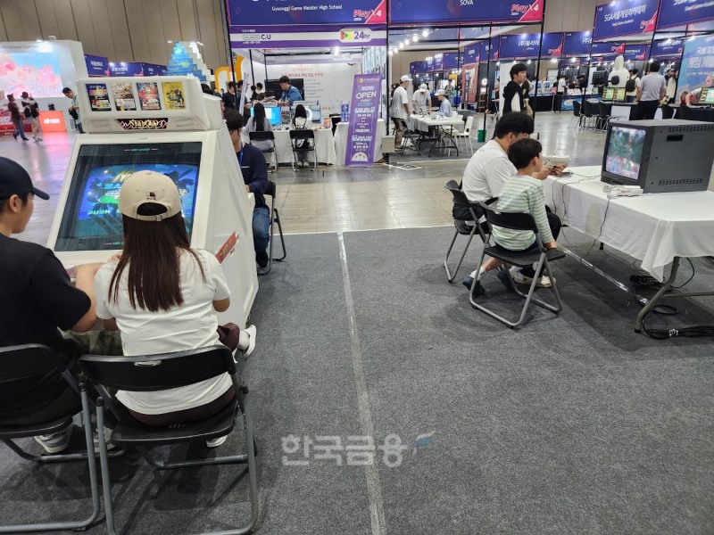 플레이엑스포2024 추억의 게임장에서 게임을 즐기고 있는 참관객들. / 사진=김재훈 기자