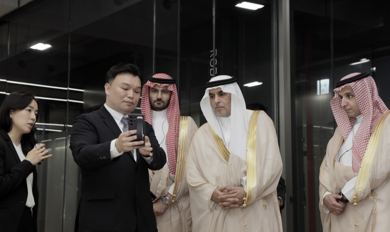 23일 네이버 1784에 방문한 사우디아라비아 데이터인공지능청(SDAIA) 압둘라 알감디 청장 일행이 1784에 적용된 디지털 트윈 기반의 AR서비스를 체험하고 있다. / 사진=네이버