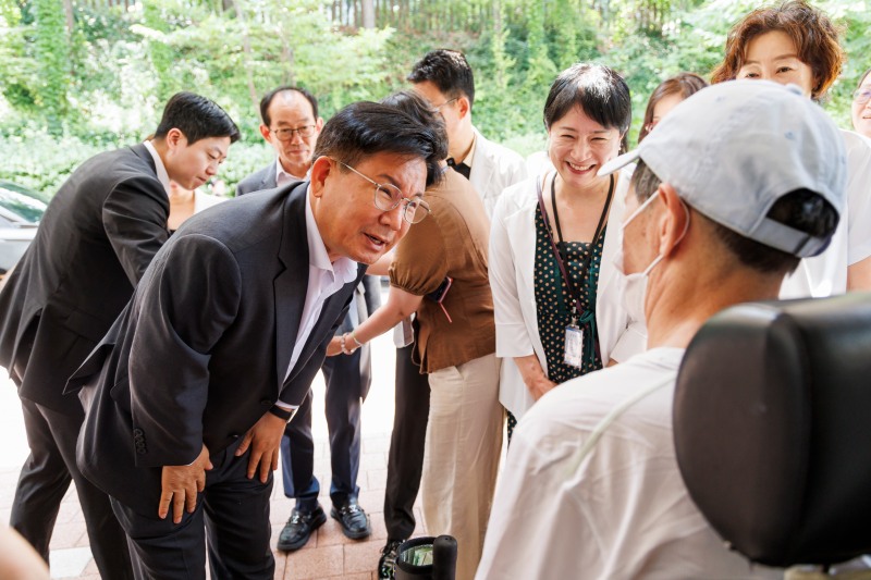박강수 마포구청장이 마포장애인종합복지관을 방문해 구민의 의견을 청취하고 있다./사진제공=마포구