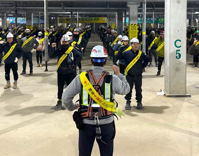 동부건설 현장 임직원들이 안전구호를 외치고 있는 모습./사진제공=동부건설