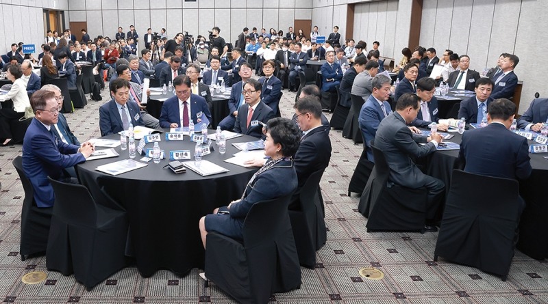 ▲ 지난 21일 오후 서울 중구 은행연합회 국제회의실에서 열린 '2024 한국금융미래포럼 : AI(인공지능) 혁명과 금융혁신 3.0, 생성형 AI가 몰고 오는 금융의 미래' 행사에서 참석자들이 강연을 경청하고 있다.