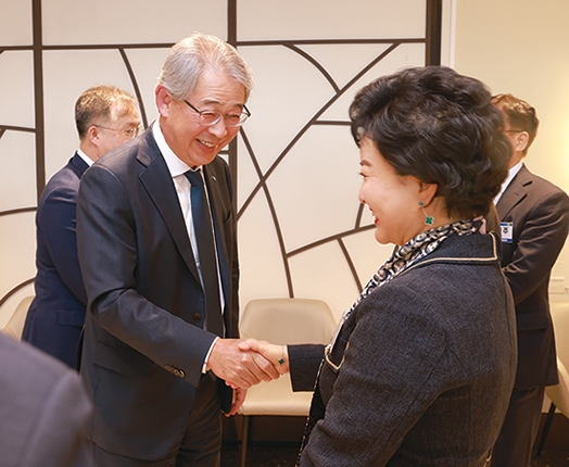 ▲ 임종룡 우리금융지주 회장이 활짝 웃으며 강신숙 sh수협은행장에게 악수를 청하고 있다.