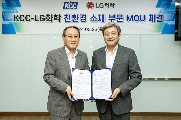 LG화학 이종구 부사장(오른쪽)과 KCC 김상훈 부사장. 사진제공=LG화학