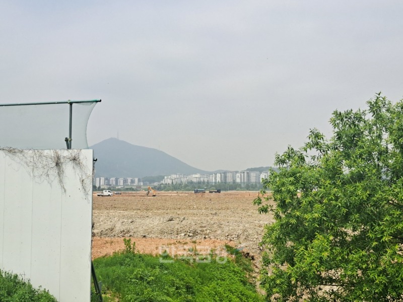 인천 굴포천 일대에서 드러난 가벽 사이로 인천계양 공공주택지구 공사현장이 보인다. / 사진=한국금융신문