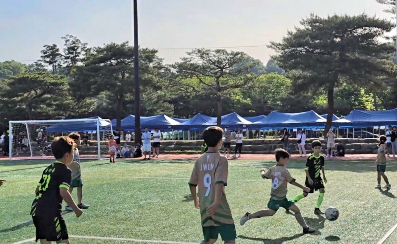 송파구 유소년축구단이 레인보우 옐로우컵 유소년축구대회를 뛰는 모습./사진제공=송파구