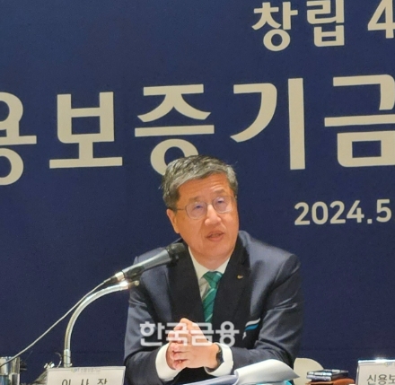 최원목 신용보증기금 이사장이 27일 서울 중구 은행연합회관에서 신보 창립 48주년 기자간담회를 열고 기자들의 질문에 대답하고 있다. /사진제공=신혜주 기자