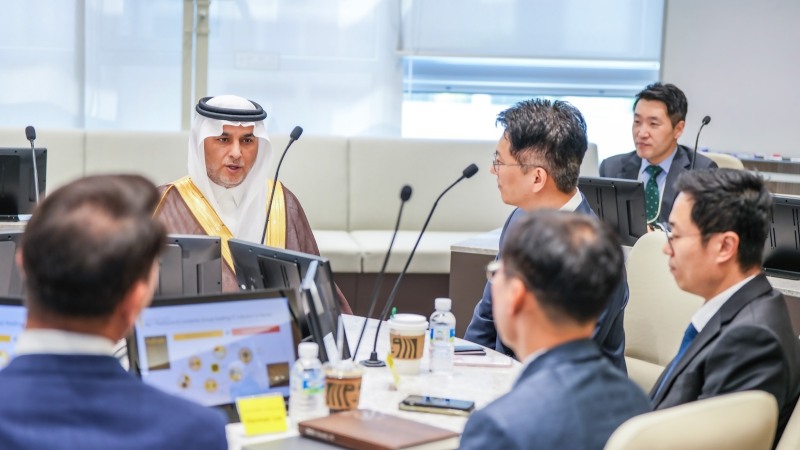 카카오모빌리티 판교 사옥에 방문한 사우디아라비아 데이터인공지능청(SDAIA) 압둘라 알감디 청장이카카오모빌리티 경영진과 미래 모빌리티 기술 협력 방안에 대해 논의를 진행하고 있다. / 사진=카카오모빌리티