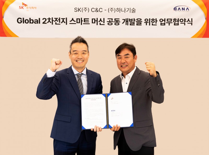 28일, 경기도 분당구 성남시 정자동 SK u-타워에서 열린 '이차전지 생산 공장 맞춤형 스마트 머신(Smart Machine) 공동 개발 협약(MOU)' 체결 후 SK C&C 김민혁 Digital Factory사업단장(왼쪽)과 (주)하나기술 전략마케팅 총괄 이인식 전무가 기념 사진을 촬영하는 모습. / 사진=SK C&C