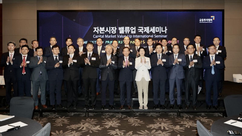 금융투자협회는 28일 서울 여의도 콘래드호텔에서 ‘자본시장 밸류업 국제세미나’를 개최했다. (앞줄 왼쪽 여섯번째부터) 이복현 금융감독원장, 홍성국 국회 정무위 더불어민주당 간사, 서유석 금투협회장, 백혜련 국회 정무위원장, 김주현 금융위원장 / 사진제공= 금융투자협회(2024.05.28)