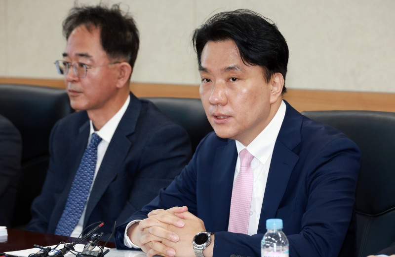 이형주 금융위원회 상임위원(사진 오른쪽)이 28일 오전 서울 종로구 정부서울청사에서 서민·자영업자 개선방안 마련을 위해 개최한 서민, 자영업자 지원방안 마련 TF 1차 회의를 주재하고 있다./ 사진 = 금융위원회