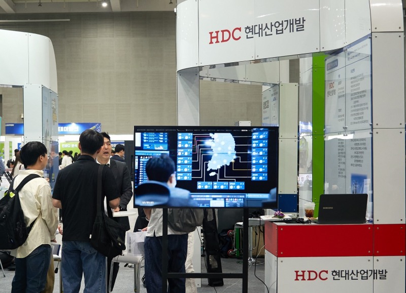 HDC현대산업개발은 수원컨벤션센터에서 경기도, 경기도 일자리재단, IBK기업은행과 함께 지역 경제를 활성화하고 협력사의 우수 인재 채용을 지원하기 위한 경기도 일자리 박람회를 개최했다./사진제공=HDC현대산업개발