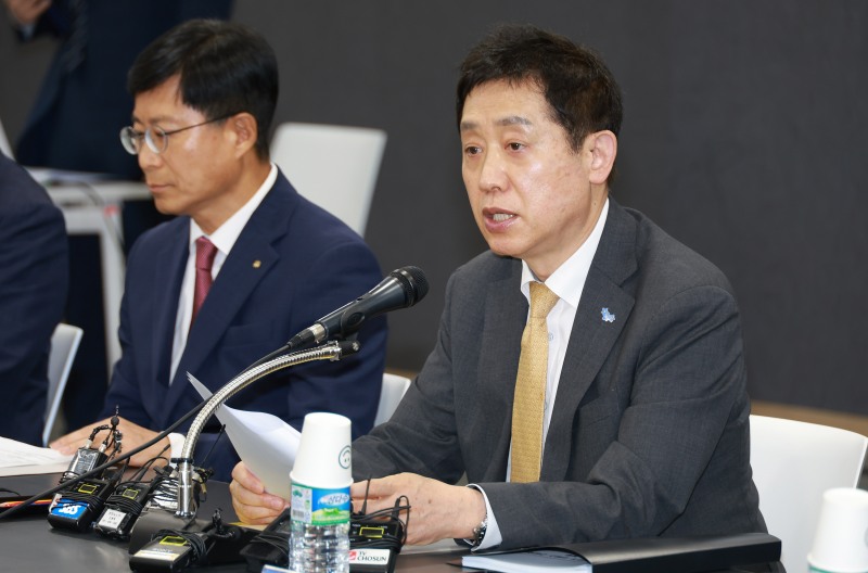 김주현 금융위원장이 29일 오전 서울 마포구 마포 프론트원에서 개최한 대출 갈아타기 서비스 간담회를 주재하고 있다. /사진제공 = 금융위원회