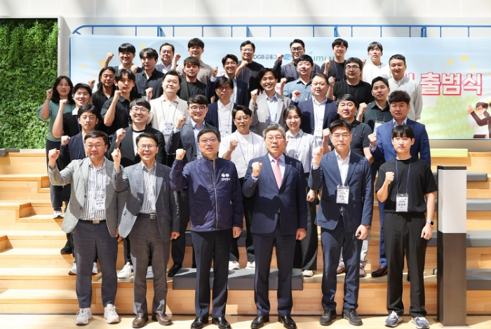 황병우 DGB금융그룹 회장(앞줄 왼쪽부터 네 번째)과 진영수 그룹디지털혁신총괄 상무(앞줄 왼쪽부터 세 번째)와 DGB금융지주 직원 및 피움랩 소속 스타트업 직원들이 기념 촬영을 하고 있다. (2024.05.29) /사진제공=DGB금융그룹