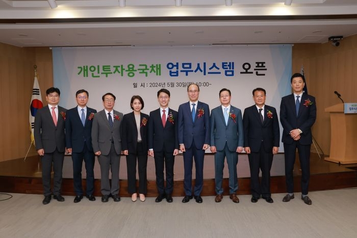 (사진 왼쪽부터) 황순관 기획재정부 국고국장, 신용출 예탁결제원 감사, 박용주 한국재정정보원 원장, 강남이 한국은행 금융업무실장, 김윤상 기획재정부 2차관, 이순호 예탁결제원 사장, 허선호 미래에셋증권 부회장, 강구현 예탁결제원 전무, 이인석 예탁결제원 상임이사가 30일 한국예탁결제원 서울 사옥에서 열린 ‘개인투자용 국채 업무시스템 오픈 기념행사’에서 기념 촬영 중이다. /사진제공 = 한국예탁결제원
