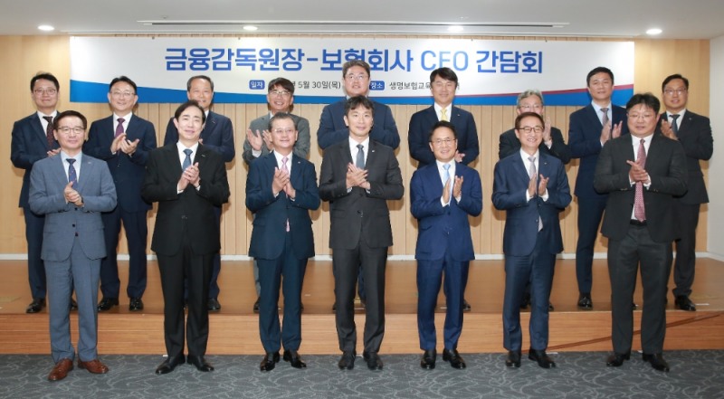 이복현(앞줄 오른쪽 세 번째) 금융감독원장과 보험회사 대표들이 30일 서울 종로구 생명보험교육문화센터에서 간담회 전 기념 촬영을 하고 있다.(2024.05.30.)./사진제공=금융감독원