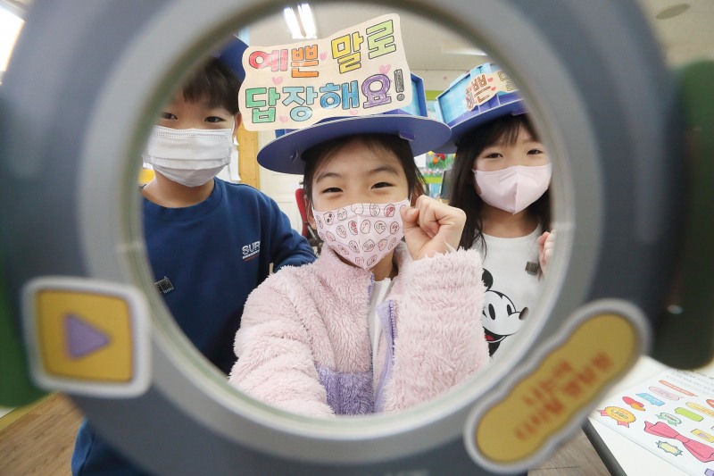 KT가 지난 30일 스위스 제네바에서 열린 ‘2024 WSIS Prize’에서 ‘KT 디지털시민' 프로젝트로 정보사회 윤리적 차원 부문 Champion을 수상했다고 31일 밝혔다. 사진은 2023년 1월 수원시 효동초등학교에서 저학년 학생들이 디지털 시민 수업에 참여하는 모습. / 사진=KT