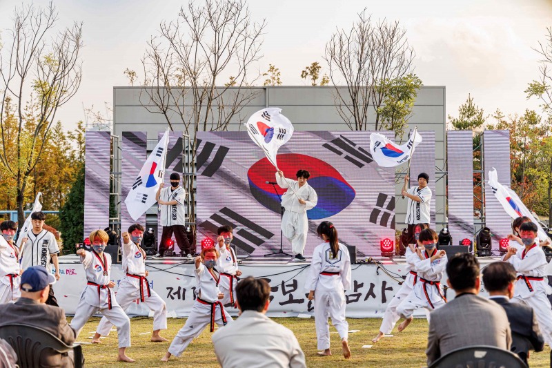 마포새빛문화숲에서 열린 마포구 제1회 호국보훈 감사축제에서 청소년 태권도단이 호국보훈 태권도 공연이 진행됐다./사진제공=마포구