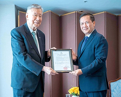 ▲ 이중근 부영그룹 회장(왼쪽)이 캄보디아 훈 마넷 총리(오른쪽)에게 위촉장을 받고 있다. 사진제공 = 부영그룹