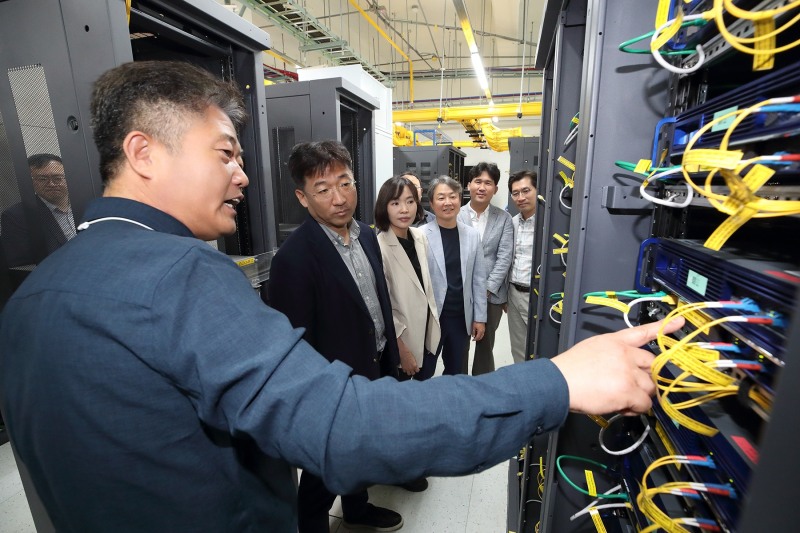 KT 임직원이 부산에 구축된 인터넷 3센터의 전체적인 성능을 점검하고 있다./사진=KT