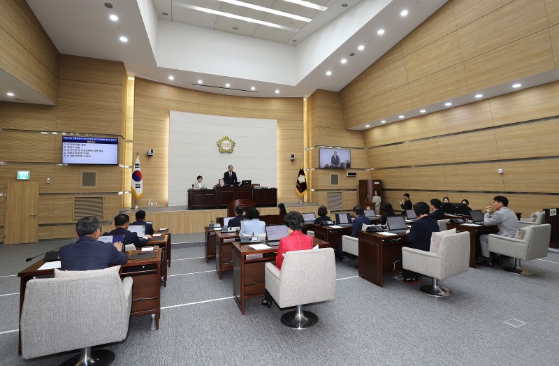 오천진 용산구의회 의장이 본회의를 주재하는 모습./사진제공=용산구의회