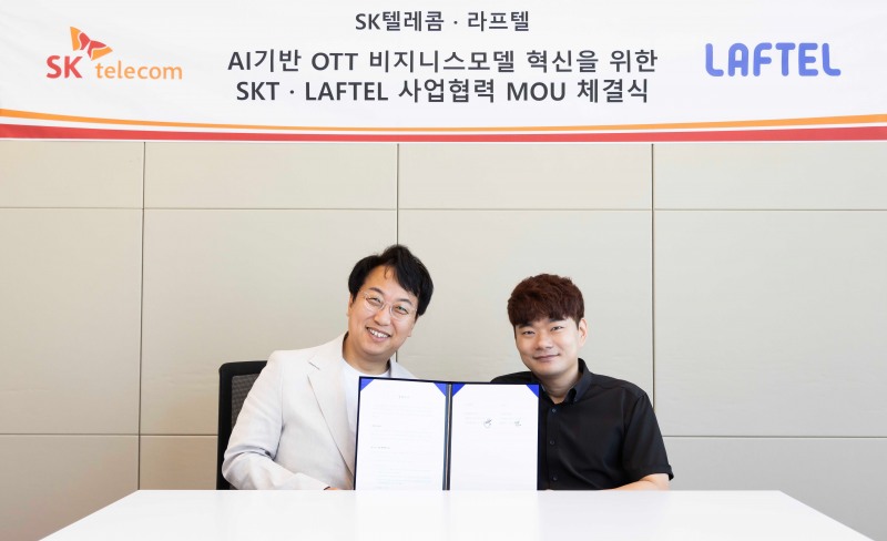SK텔레콤이 애니메이션 전문 OTT 라프텔과 AI 기반 콘텐츠 제공 및 마케팅 협력을 위한 업무협약(MOU)을 체결했다고 4일 밝혔다. 라프텔 여의도 본사에서 김혁 SKT 미디어제휴 담당(CMBO; 왼쪽)과 박종원 라프텔 대표가 업무협약을 체결했다./ 사진=SKT