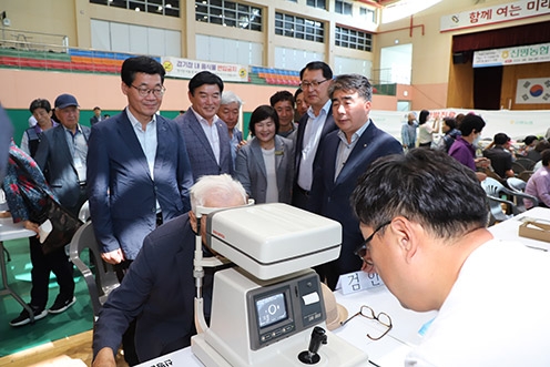 ▲ 충남세종농협은 당진시와 공동으로 신평스포츠문화센터에서 농촌왕진버스 봉사활동을 진행하는 모습.