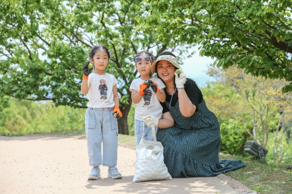 삼성물산 리조트부문(사장 정해린)이 운영하는 에버랜드는 이색 고객 경험을 제공하기 위해 매화테마정원 '하늘정원길'에서 13일부터 4일간 '매실따기 체험'을 전개한다. /사진=삼성물산 에버랜드