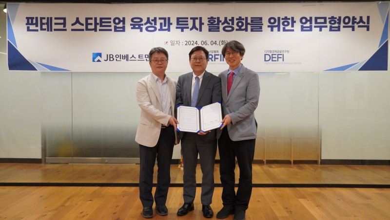 이근주 한국핀테크산업협회 회장(가운데)과 이구욱 JB인베스트먼트 대표(왼쪽), 정유신 디지털경제금융연구원 원장이 업무협약식에서 기념 촬영을 하고 있다.(2024.06.04.)/사진 제공 = 한국핀테크산업협회