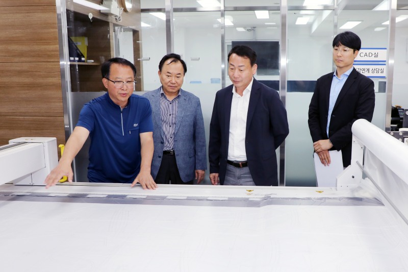 송재천 중구의회 행정보건위원장(왼쪽에서 세번째)과 소재권 의원(두번째)이 의류패션지원센터 현장을 점검하는 모습./사진제공=중구의회