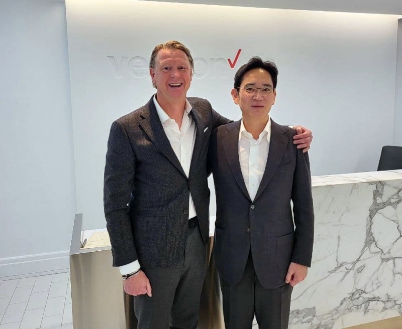 지난 2021년 11월 이재용 당시 삼성전자 부회장이 버라이즌 본사를 방문해 한스 베스트베리 CEO와 기념 촬영하고 있다./사진 = 삼성전자