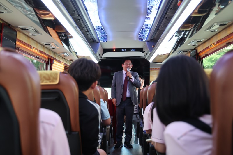박강수 마포구청장이 임진각과 오두산 전망대로 현장 체험 학습을 떠나는 학생들을 격려하고 있다./사진제공=마포구