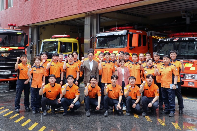 길기영 중구의회 의장과 이정미 운영위원장이 중부소방서 직원들과 기념촬영을 하는 모습./사진제공=중구의회