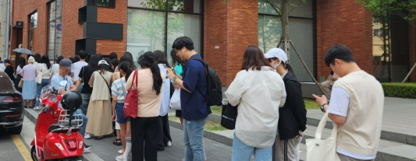 새우깡 팝업에 입장하기 위해 들어선 줄. /사진=손원태기자