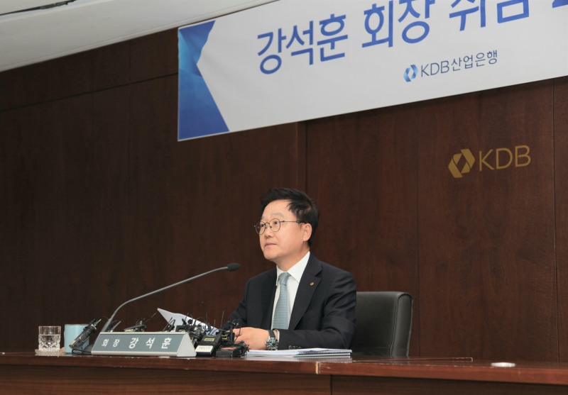 강석훈 KDB산업은행 회장이 11일 서울 여의도 산업은행 본점에서 열린 취임 2주년 기자 간담회에서 발언하고 있다./사진제공=산은
