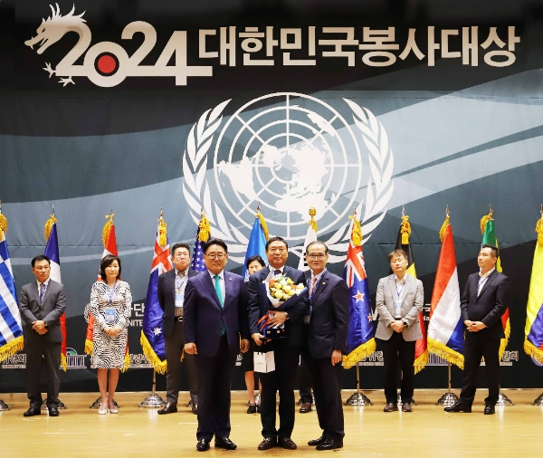 오리온은 이승준 대표이사가 서울 여의도 국회 의원회관 대회의실에서 열린 ‘2024 상반기 대한민국 봉사 대상 시상식’에서 대한민국 봉사 대상을 비롯해 기관장상, 아름다운 대한국인상 등 3개 부문에서 수상했다고 12일 밝혔다. /사진=오리온