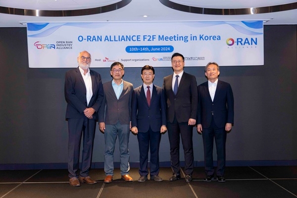 10일 명동에서 열린 O-RAN 얼라이언스 표준회의 개최 환영 만찬에 참석한 O-RAN 얼라이언스 주요 인사들. (왼쪽부터) 스테판 엥겔-플레시히(Stefan En-gel-Flechsig) O-RAN 얼라이언스 COO & 법률자문, 최진성 O-RAN 얼라이언스 회장, 정창림 과학기술정보통신부 정보보호네트워크정책관, 류탁기 SKT Infra기술담당, 김동구 ORIA 운영위원장 (연세대 전기전자공학과 교수) / 사진=SKT