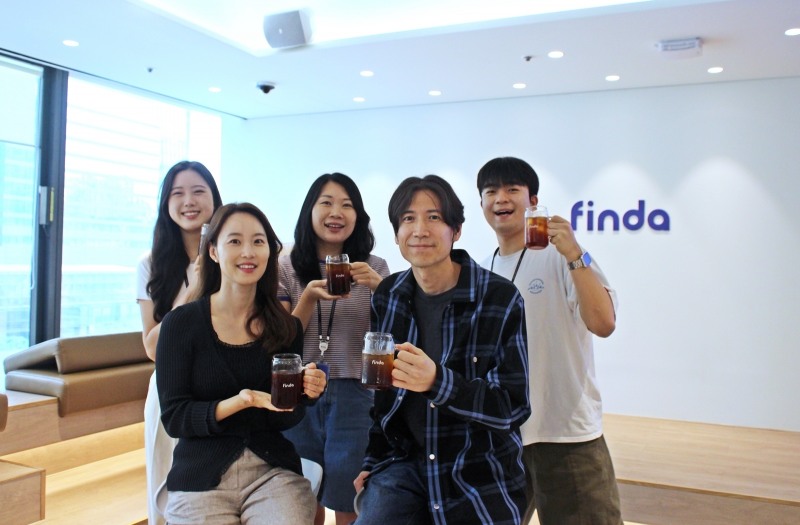 이혜민 핀다 공동대표(왼쪽에서 두 번째)와 박홍민 공동대표(왼쪽에서 네 번째)가 서울 강남구 핀다 오피스에서 직원들과 함께 '바이바이 플라스틱 챌린지'에 참여하고 있다.(2024.06.12.)/사진 제공 = 핀다