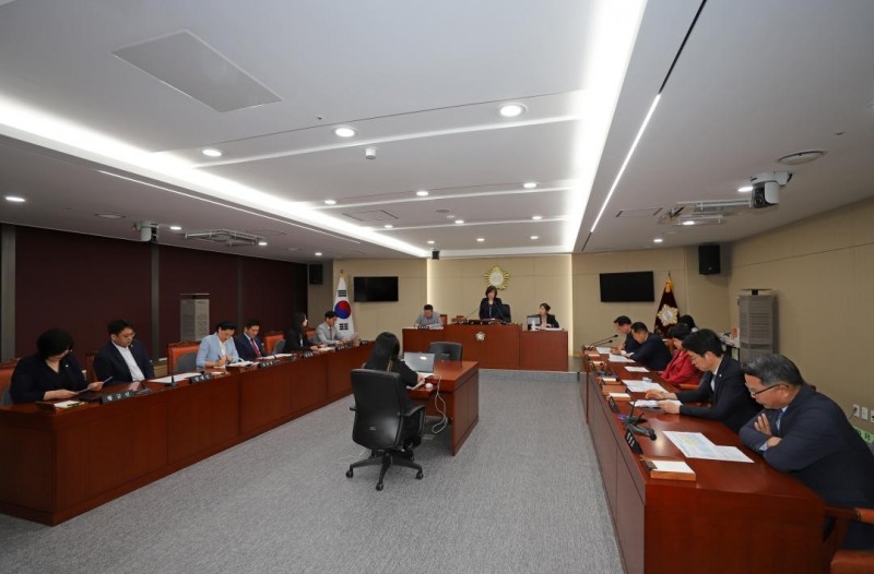 용산구의회 이인호 예결위원장이 회의를 주재하는 모습./사진제공=용산구의회