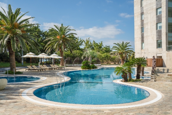 제주도 휴양형 리조트 휘닉스 아일랜드가 가족고객 혜택 강화에 나선 가운데 관련 상품인 헬로 스위밍 풀 패키지를 14일 출시했다. /사진=휘닉스 아일랜드