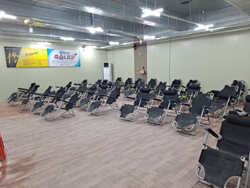 현장 내 근로자들이 편하게 누워서 쉴 수 있는 휴게실 모습./사진제공=DL건설