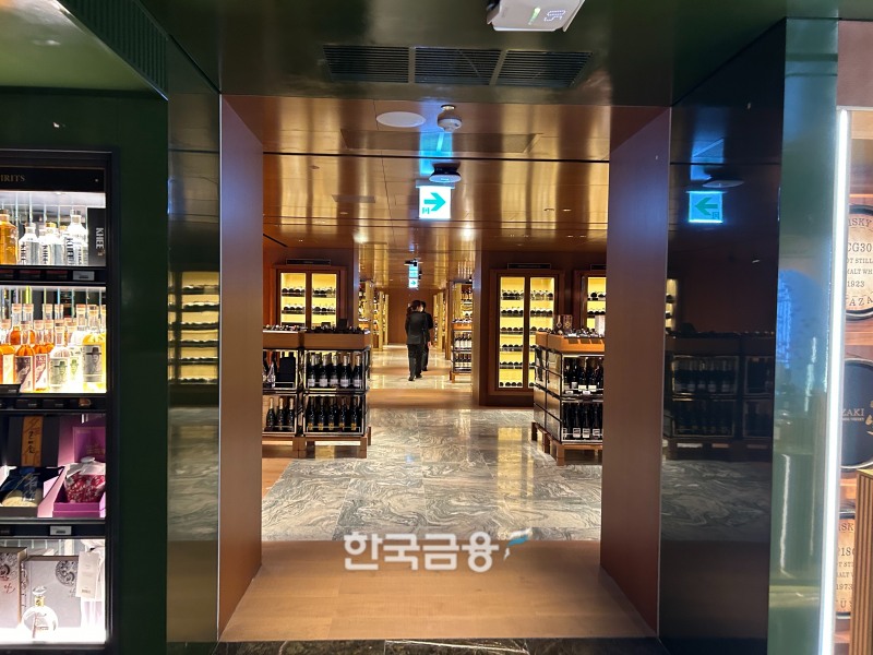 나라별 프리미엄 와인과 위스키 등이 있는 '와인셀라'. '룸투룸' 형식이다. /사진=박슬기 기자