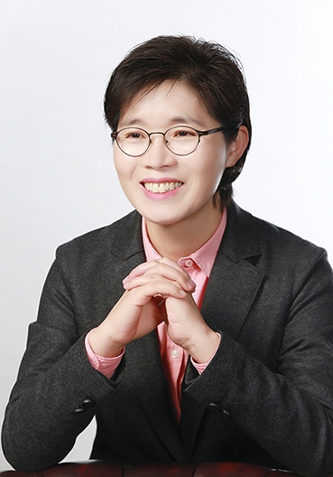 △ 1963년생 / 이화여대 경제학과 / 1986년 LG생활건강 입사(LG그룹 공채) / 2011년 생활용품 사업부장 / 2015년 럭셔리 화장품 사업부장 부사장 / 2018년 리프레시먼트(음료) 사업부장(부사장) / 2023년 LG생활건강 대표이사 사장(현)