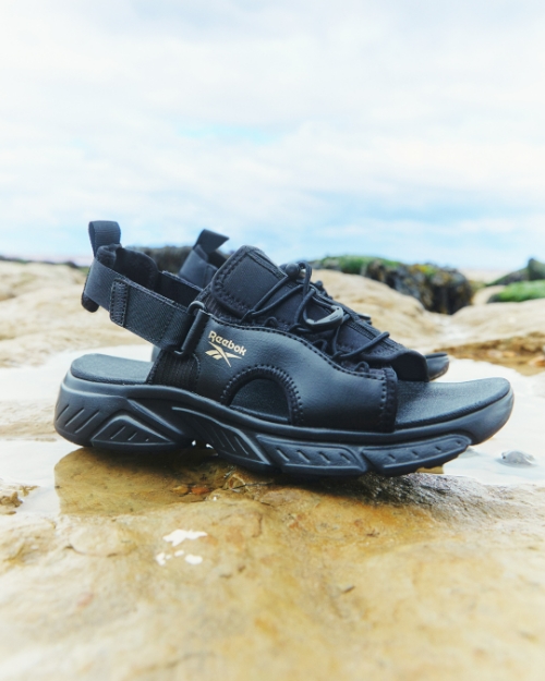 생활문화기업 LF(대표 김상균)의 글로벌 스포츠 브랜드 ‘리복(Reebok)’이 여름 전략 상품으로 출시한 ‘하이페리엄 슬라이드’가 올 여름 플랫폼 샌들 열풍을 타고 완판 행진을 보였다. /사진=LF 리복