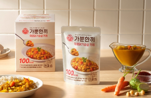 오뚜기(대표 황성만)가 바쁜 일상에서도 건강하고 가뿐한 한 끼를 즐길 수 있는 간편식 브랜드 ‘가뿐한끼’를 통해 ‘매콤닭가슴살 카레’ 신제품을 출시했다. 건강에 대한 관심이 높아지고 건강한 식단 관리를 지향하는 이들이 늘면서, 가볍게 즐길 수 있는 간편식(HMR)이 대세로 떠오른다. /사진=오뚜기